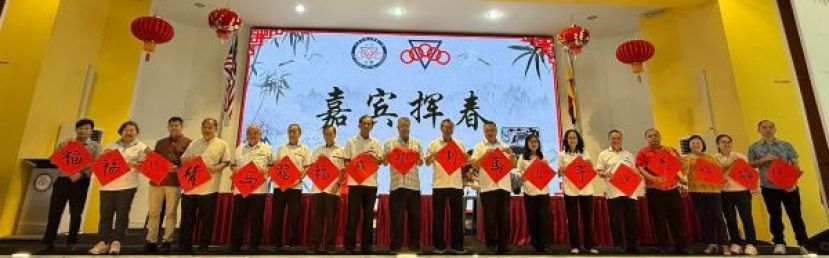 出席的校董等展示墨宝时摄。