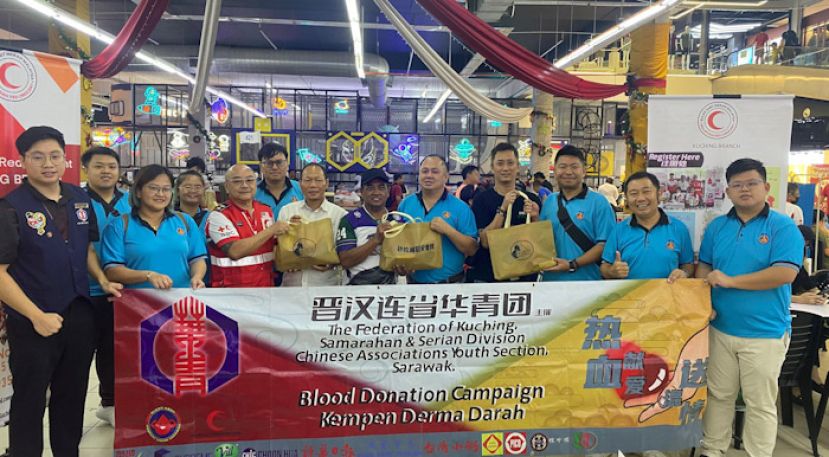 主办单位将物资移交予成功捐血的民众。