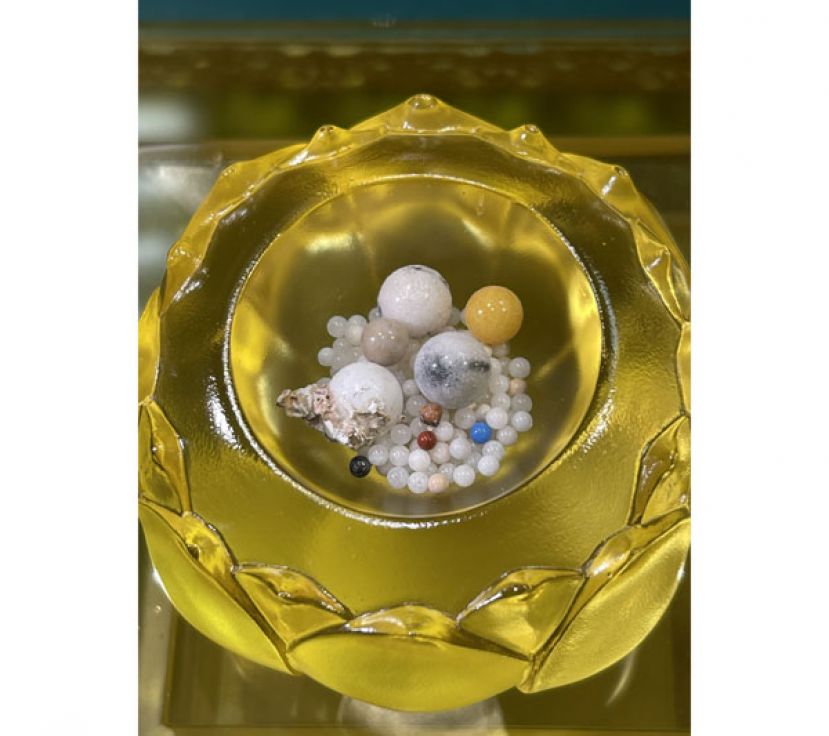 星云大师舍利子色泽多为法乳般净白，其他还有红、黄、蓝、黑等琉璃光色的圆形结晶。