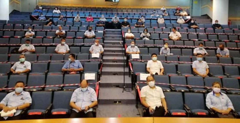 古晋南市市长拿督黄鸿圣（第三排右四）聆听南市市政局承包商的割草及沟渠清理汇报。