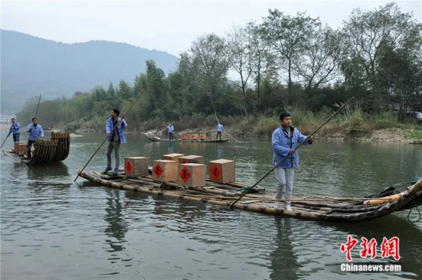&ldquo;万里茶道&rdquo;起点武夷山再现撑船运茶景象。