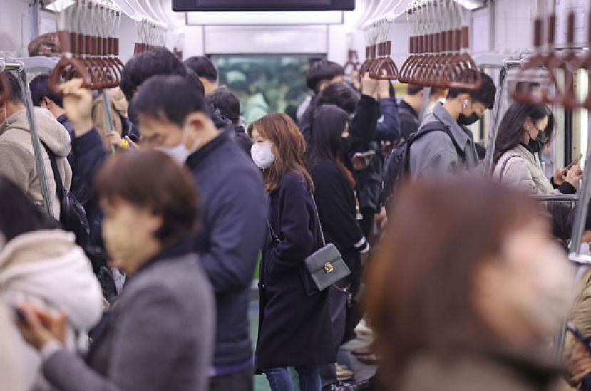 韩国市区公车内民众仍戴好口罩。