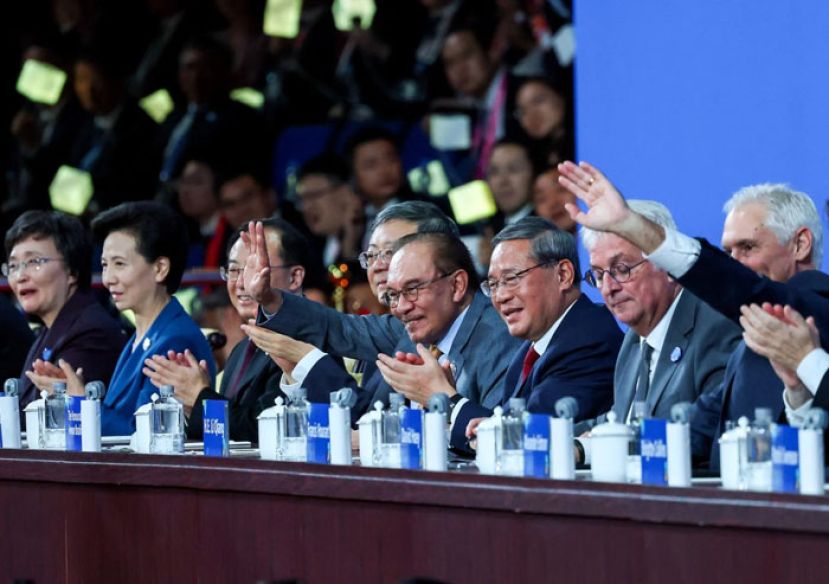 首相安华与中国总理李强并肩而坐，出席上海2026年世界技能大赛开幕礼。