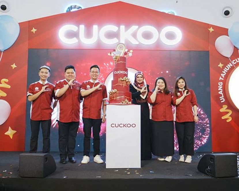 CUCKOO International首次走出巴生谷地区，前往砂拉越古晋举办其9周年庆活动。古晋是该公司在东马的最大顾客群。 左起为： ● CUCKOO International副总经理, 陈霆杰 ，首席营运总监杜成利，创办人兼总执行长许健川，品牌代言人拿督斯里茜蒂诺哈丽莎，首席市场总监吴慧婷，高级市场经理祝欣玲。