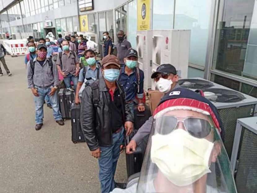 20名滞留尼日利亚正通过机场安检。