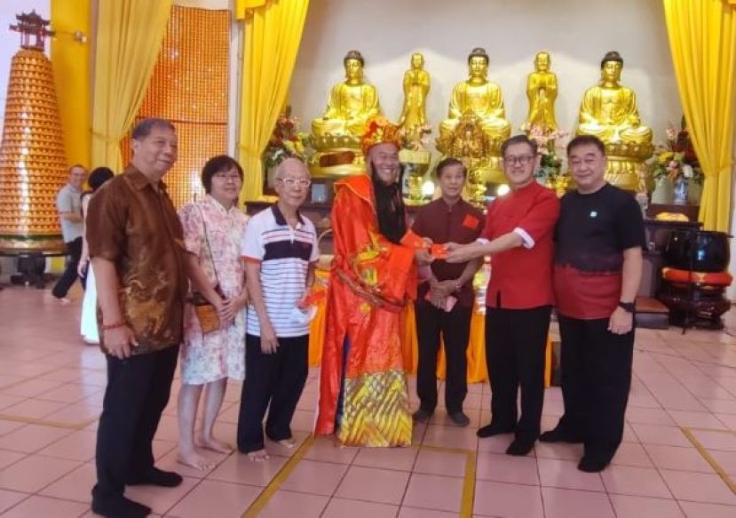 古晋慈云佛教正信会今日举办新春团拜活动，财神爷亲手将红包送予主宾薛华东（右二），象征把祝福与吉祥传递到每一个人手中；一份简单的心意，在欢笑中更显温暖动人。