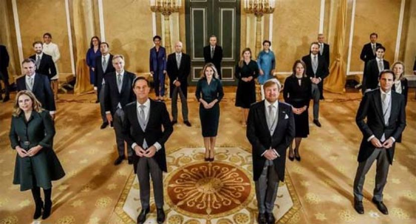 荷兰总理吕特（前排左2）的联合政府宣誓就职后，内阁与荷兰国王威廉亚历山大（前右2）在皇宫合影。（档案照）