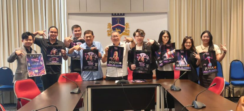 古晋南市市长拿督黄鸿圣（左五）与副市长拿督再迪苏海里（左四）与活动筹委会主席 邓嘉宝（右四）。