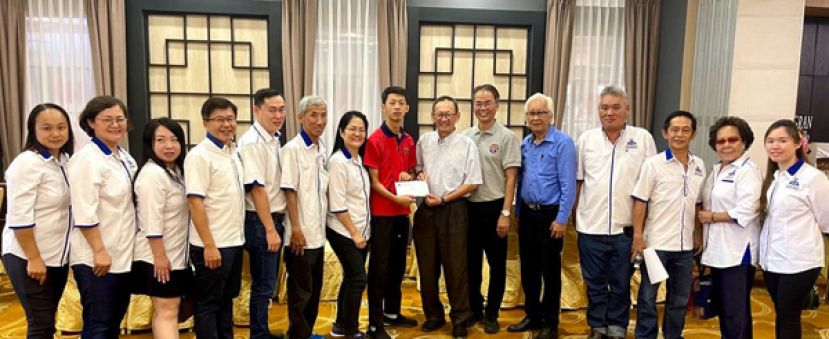 《有爱亲子义跑活动》筹委会理事梁展义移交顾问信予拿督田承凯校友 及筹委们合照。