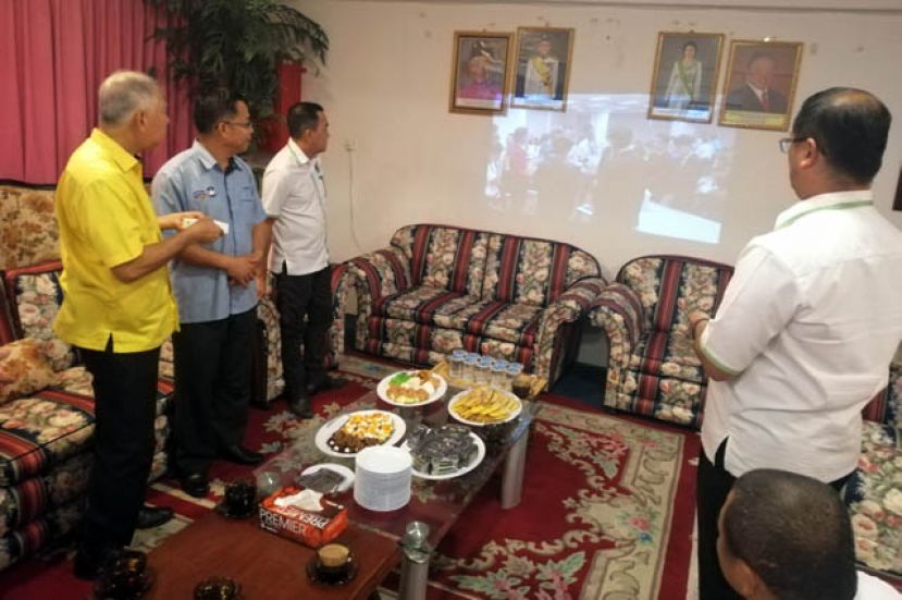 陈超耀在贵宾室内，尝试使用数码教室看板。