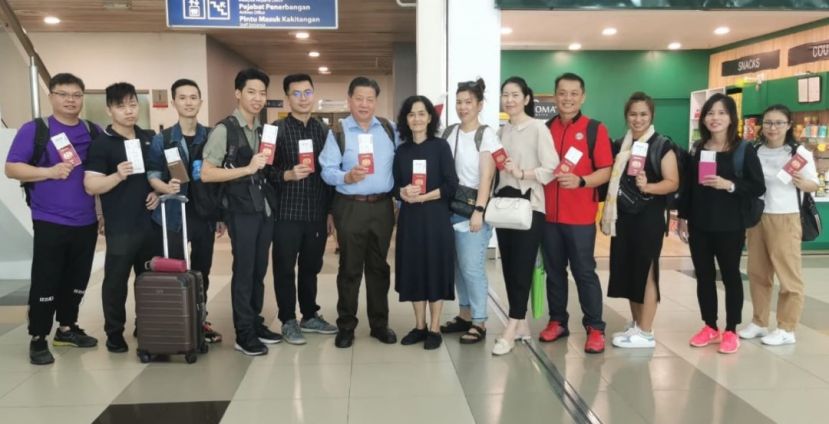 砂医总会长江宗兴（左6）率团赴安徽中医药大学进修于诗巫机场合影。