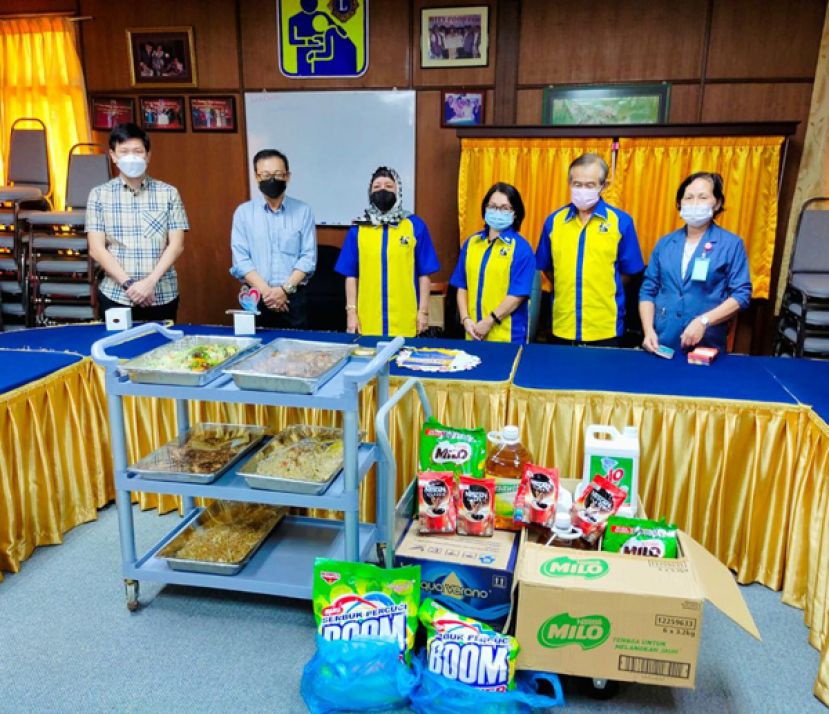砂拉越房地产发展商公会和古晋分会众理事与拿汀依丽丝苏里亚蒂（左三）合影。左二为砂房地发展商公会副主席兼古晋区主席拿督沈坚  石、左一为砂区副主席兼美里区主席许信隆、左四为疗养院委员陈丽珠、右二为张南华委员及池淑钗院长（右一）。