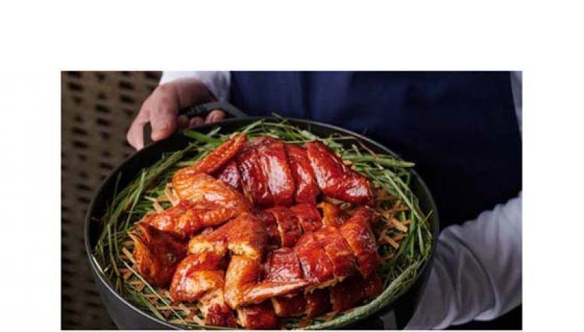 经典粤式炸子鸡来到Vicky手上，注入了西式烹调的处理：鸡只经过风干熟成以后，肉味更浓缩、多汁且柔嫩。