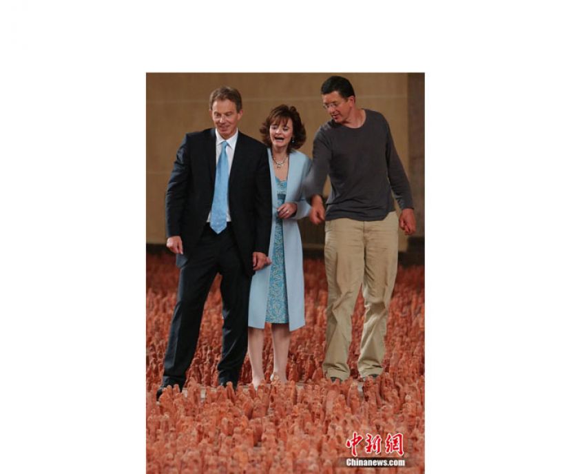 2003年7月，时任英国首相布莱尔(左)来到国博参观&ldquo;亚洲土地&rdquo;展，安东尼&middot;葛姆雷(右)现场解说。