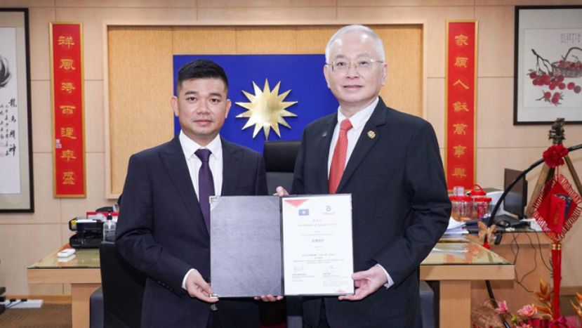 马华总会长拿督斯里魏家祥博士亲自颁发马华对华事务暨"一带一路"委员会海外顾问委任状于中国广西广发投资集团有限公司董事长、赢在80后企业家精英俱乐部主席创始人阮海。