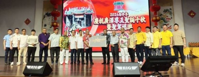 古晋福建公会秘书长陈国璋(右九)赠送纪念品给予黄鸿圣(右十)时影。