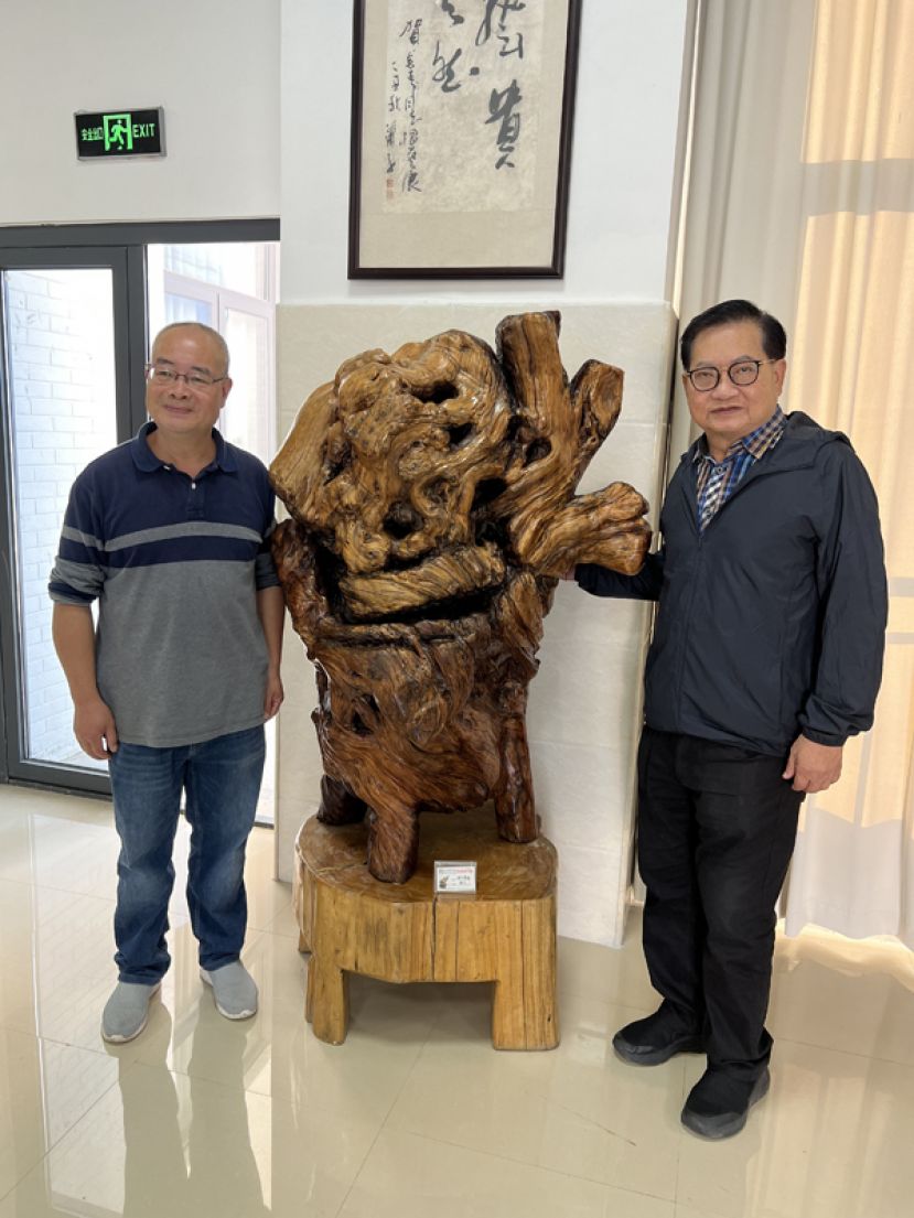 马福永久名誉会长拿督吴标生（右）与中国木雕大师也是长青艺术馆馆长张长青（左）合影。
