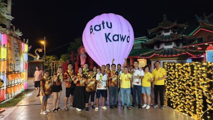 拿督阿玛沈桂贤(前排右四)于广龙宫花灯展与广龙宫理事们合照。