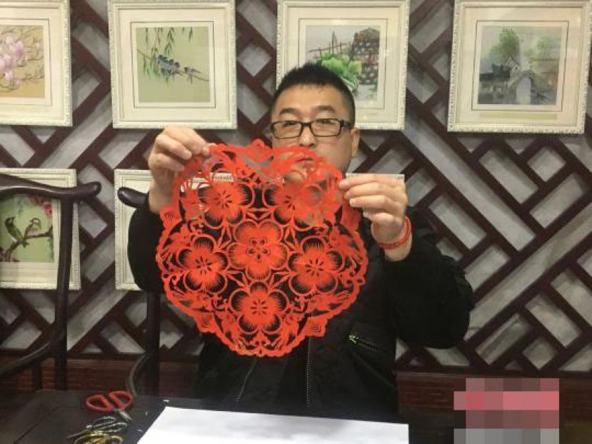 图示：金俊安用15分钟剪的“喜上眉梢图”。