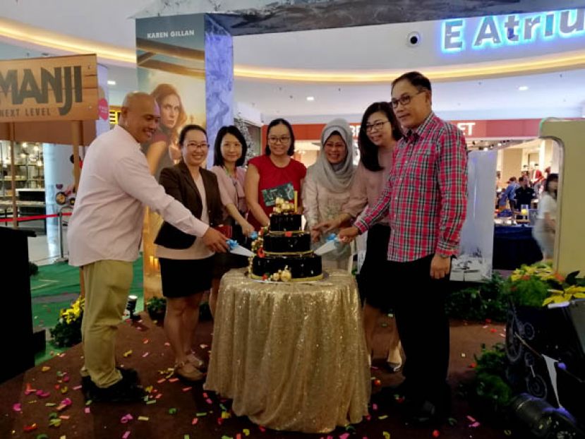砂福利、幸福社区、妇女、家庭与儿童发展部长拿督斯里陈赛明（右三）与众嘉宾一起进行切蛋糕仪式，欢庆Vivacity购物广场4周年，右起为;Coramax Mall有限公司董事沈耀荣、总部董事（人力资源）刘美菁；左起为左起为Vivacity购物广场总经理佐纳登、总部业务经理沈静思、总部董事（财务）郑堡心及总部会计经理李桃葿。