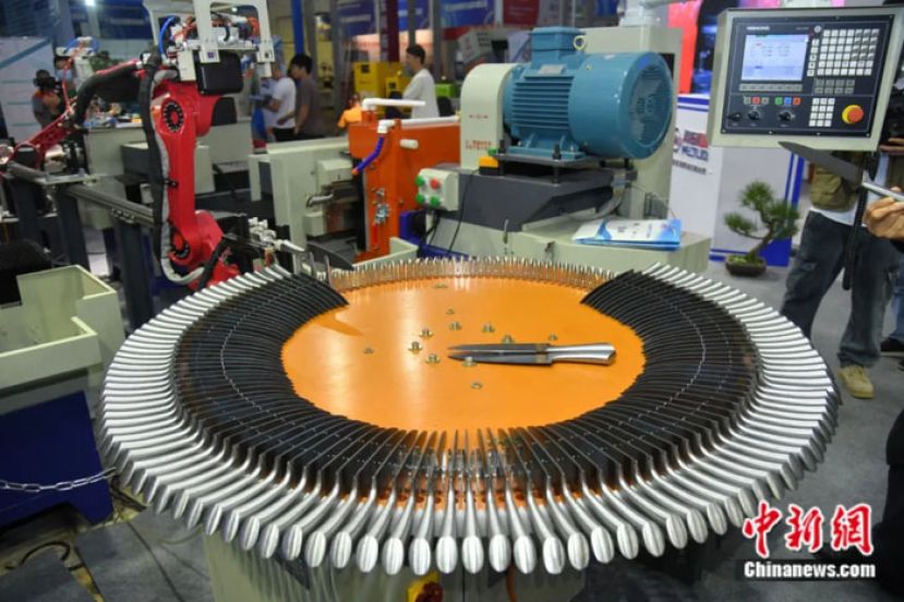 阳江刀博会上展示的刀具。