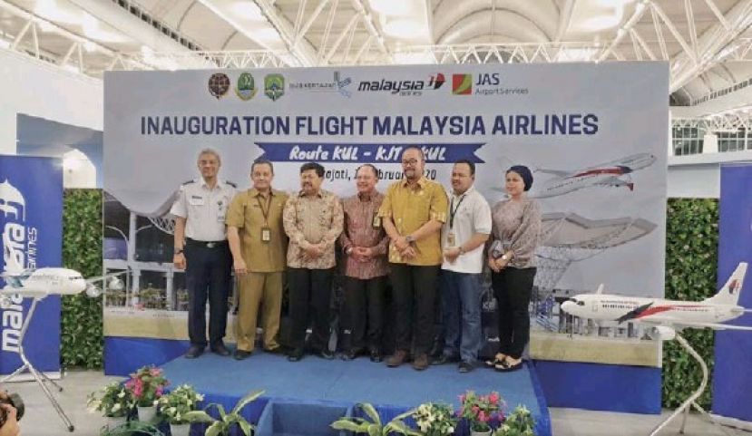 马航子公司Amal首席执行长哈兹曼希米丶航空安全标准化分部主管德维阿普里扬托与印尼政府官员等在西爪哇国际机场推介Kertajati首航仪式。