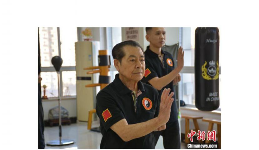 陆伟德带领徒弟练习咏春拳。