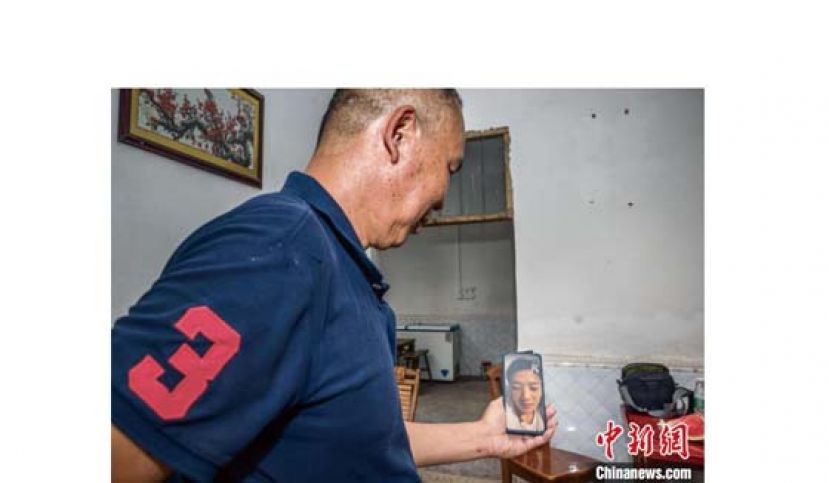 翟颖跟爸爸视频。