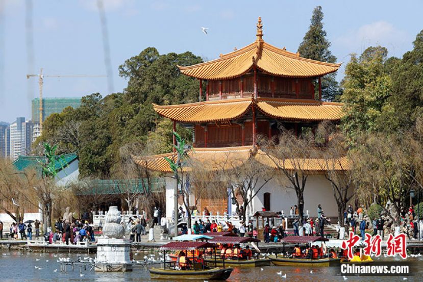 大观楼旁熙熙攘攘的游人。