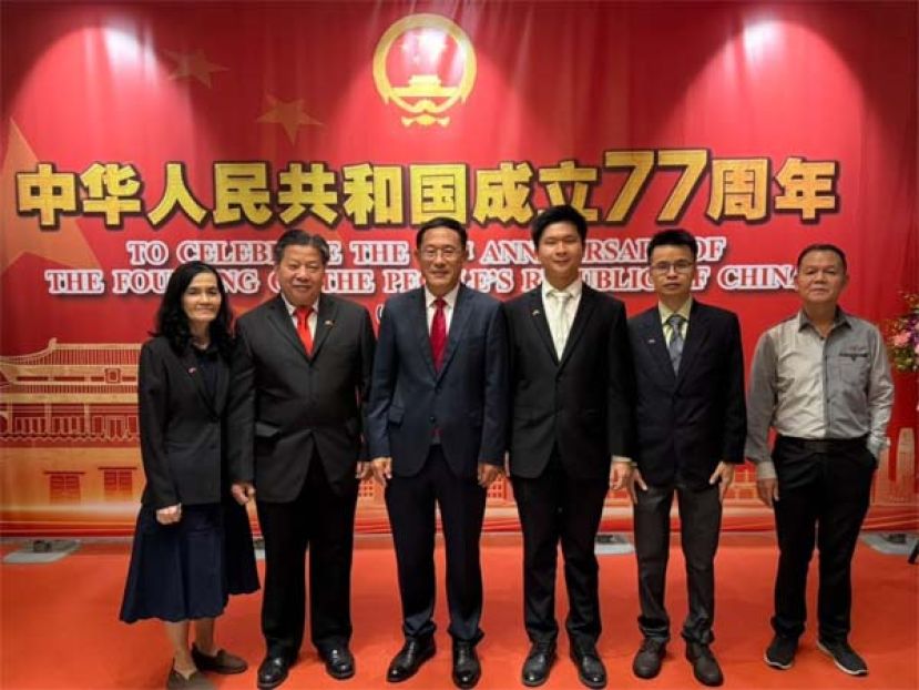 砂医总会长江宗兴伉俪（左起）与代表向邢伟平总领事祝贺中华人民共和国成立77周年国庆。右起为医师曾志勤、蔡宗宸、黄国祥。
