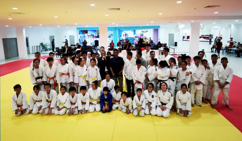 砂青年与体育部长拿督阿都卡林(中)与柔道参赛者合照。
