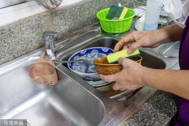 洗碗的海绵和厨房的流理台是家中细菌最多的家居用品。