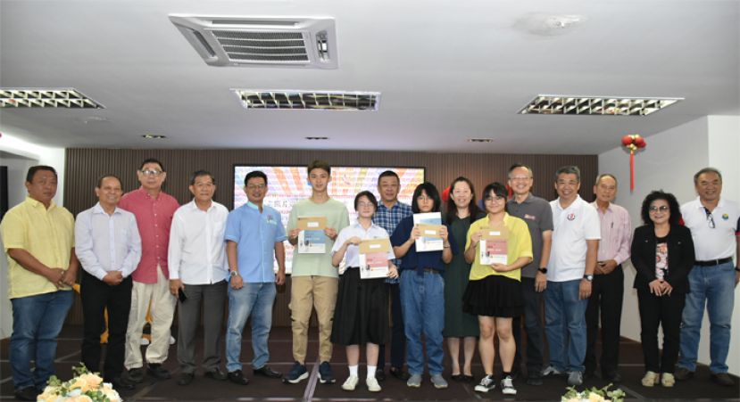 晋汉连省华总众理事与获奖者合影留念。左1起为晋汉连省华青团团长甲必丹陈德明、副会长甲必丹蔡永能、副会长本固鲁刘金升、秘书长林亚德、文教组主任吴俚葙、副协调何晋兴（右1起）、文教组副组长黄赛莺、副会长高伟宁、副会长周文盛、砂华族文化协会代表黄国维及砂华人社团联合总会总会长兼晋汉连省华总会长拿督黄良杰（右9）。