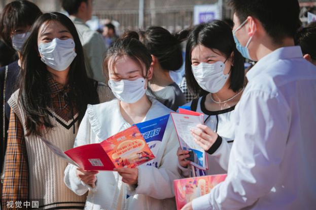 中国新鲜人面临找工作困难的问题。