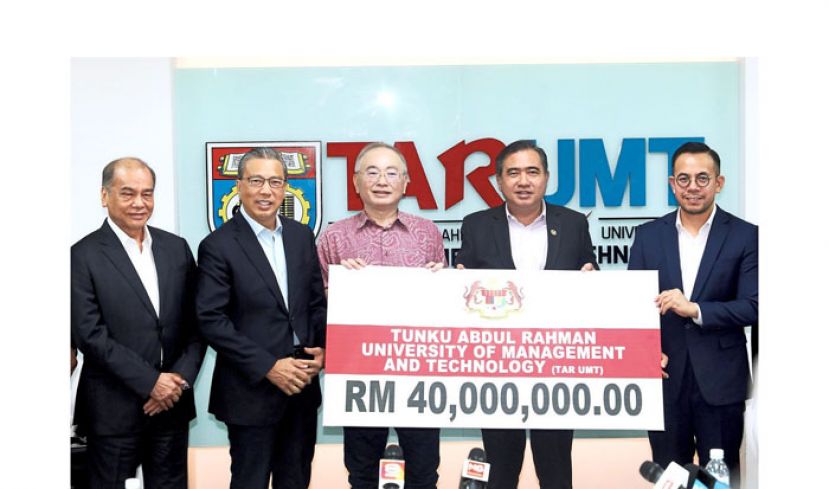 陆兆福（右二）在沈志强（右）的陪同下，移交4000万政府拨款给拉曼理工大学，左起为陈广才、廖中莱及魏家祥。