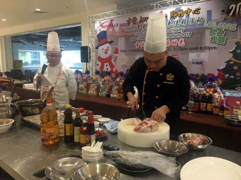 海天楼总厨吴伟强（右）现场示范去骨技巧，左为;活动顾问吴亚声。