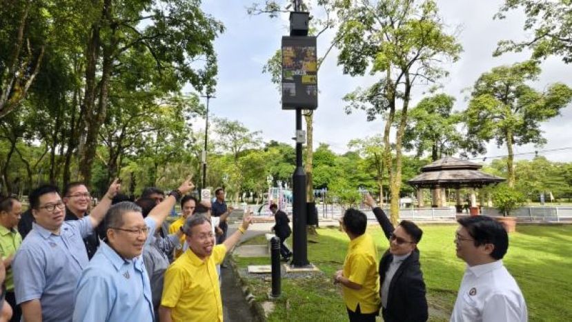 主宾拿督阿玛沈桂贤、南市市长拿督黄鸿圣以及市议员等在ESG智能灯柱留影。