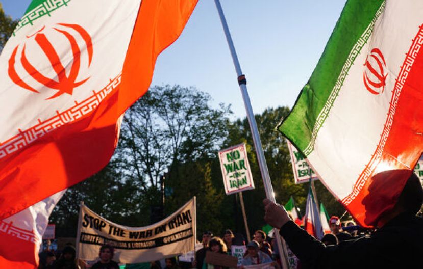 示威者在白宫外抗议对伊朗的军事行动。