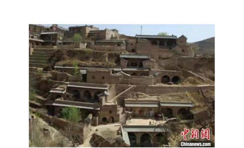 山西临县碛口古镇南约3公里，李家山村隐于大山之中，层层叠叠的窑洞从山底一直建至山顶。