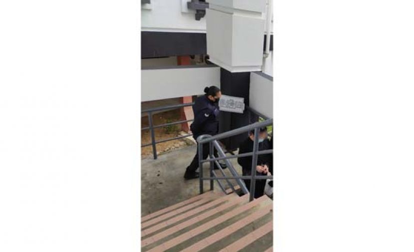 面对涉嫌贩卖毒品的少妇遭押离法庭时摄。