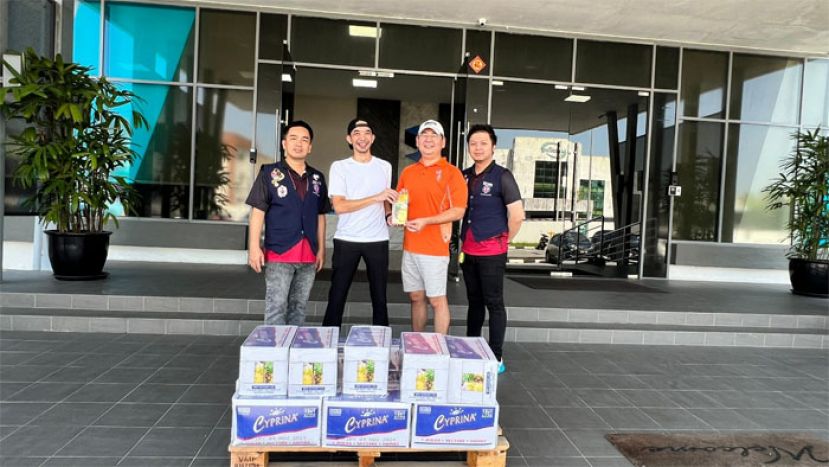 琪琳冷藏食品（马）有限公司董事经理黄惟玄（左二）移交包装饮料予古晋福建公会青年 团副团长黄冀义（右二）时摄。左一为古晋福建公会青年团福利黄伟评，右一为晋汉连省 华青团福利组组长郑建宏。