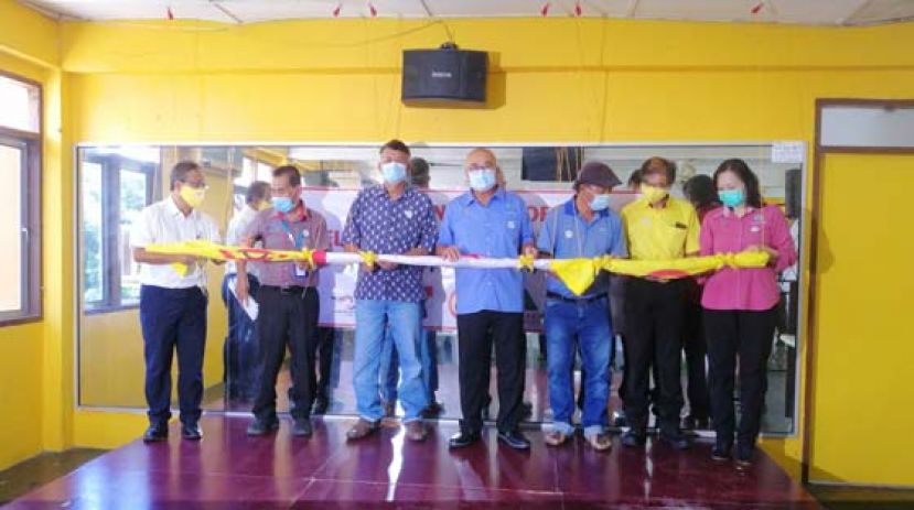 俞小珊(中)与砂政党联盟埔奕区代表为选举行动室主持推展。