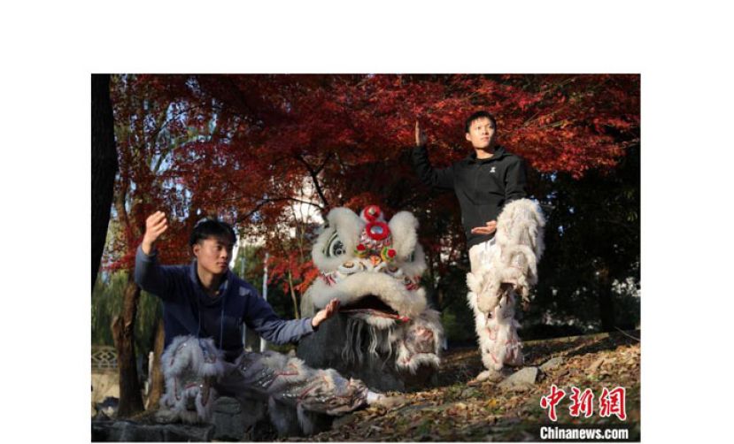 刘超杰（右）和陈文洁一个是&ldquo;狮头&rdquo;，一个是&ldquo;狮尾&rdquo;。