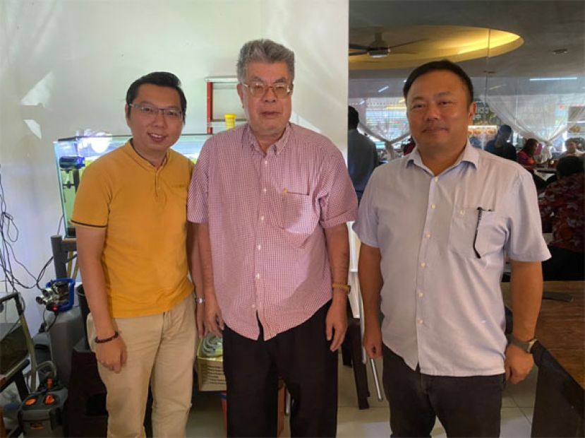 由青草路A区发展与安全委员会主席甲必丹陈国璋（右）领导的团队将设摊位参与周日登场的四中义卖会，获得古晋兴安会馆顾问刘文侯（中）捐款支持。左为该会委员赖利强。