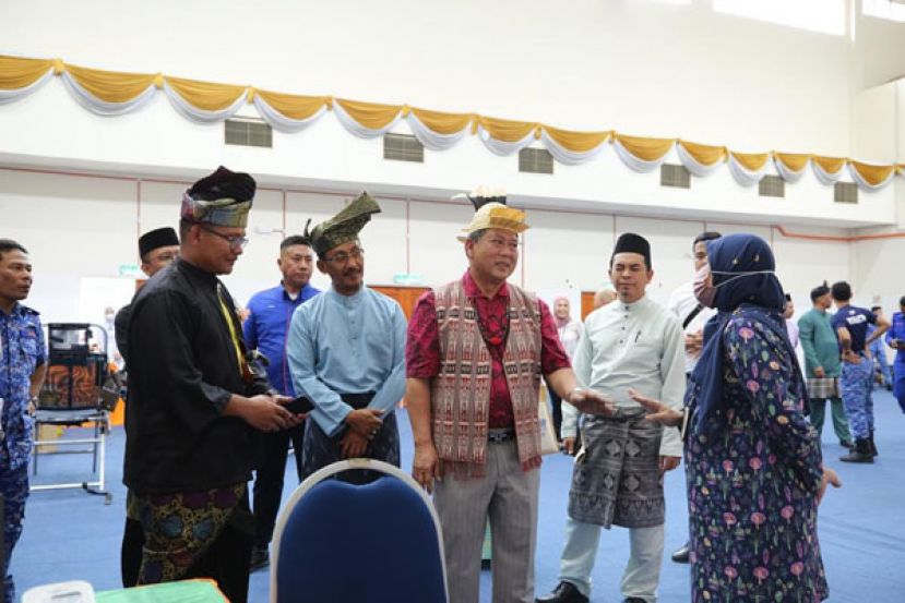 政府为自然灾难受害者提供援助发放抚恤金