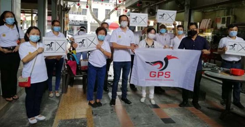 砂人联党古晋支部主席拿督杨莉（右三）移交砂盟旗帜予浮罗岸04区主任郭贵华（右二）。