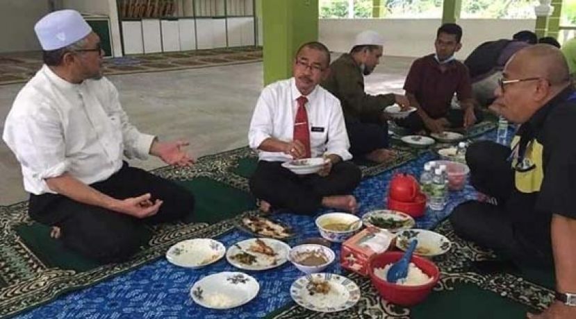 卫生部副部长诺阿兹米在行管令期间与民众聚餐（档案照片）。