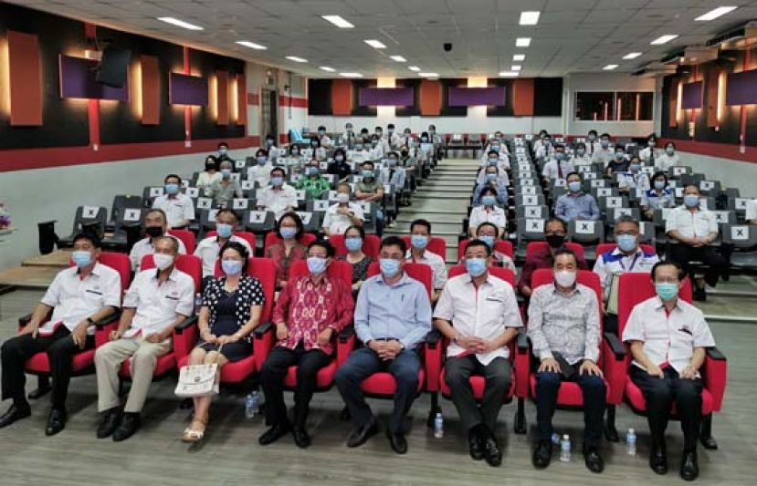 中国驻古晋总领事程广中移交留华助学金和古晋独中智慧教室赞助品的仪式上，与出席者合影。