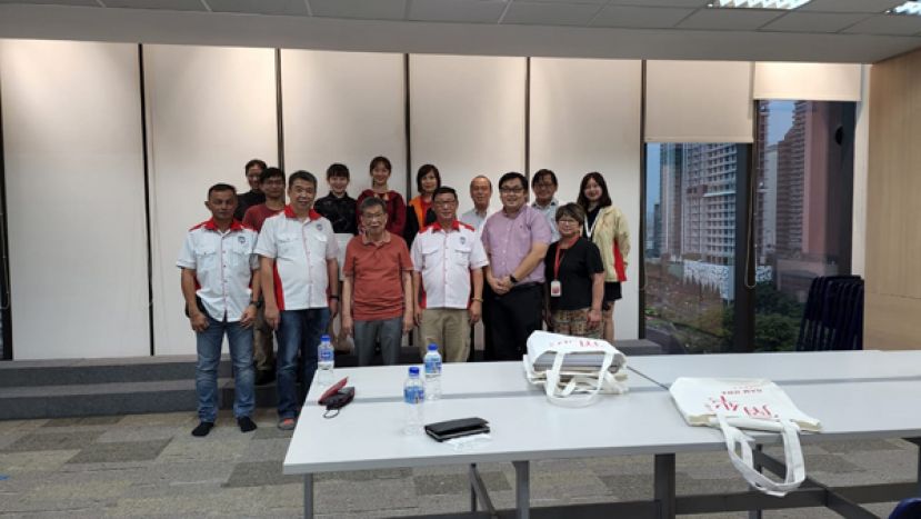 古晋潮州公会会长周文盛（左二）、庙务股主任李顺隆（左一）及文化股主任沈汉忠（右三）在参访新加坡南华潮剧社暨潮州文化习俗研究中心时，和该社卓林茂社长（左三）与老师职员们合照。