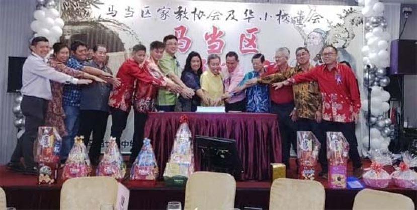 众嘉宾一起切蛋糕时摄。右起：甲必丹黄锡冬、甲必丹张光华、本曼查蔡均权、甲必丹杨志良、拿督叶金来、马当区家教协会主席蔡健强、拿督斯里沈桂贤、双溪登雅校长陈玉杏、巴达旺市议会主席陈开、本固鲁黄仁瑞、马当十一哩中公校董主席黄宝发、双溪登雅国民型华小前家协主席兼顾问蔡之均、马当七哩中华公学校长吴越平、马当十一哩中华公学校长包凤希以及市议员李燕辉。